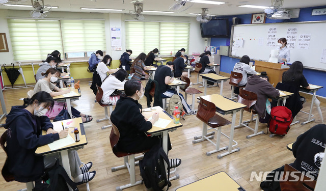 [서울=뉴시스]배훈식 기자 = 2021학년도 대학수학능력시험 9월 모의평가가 치러진 16일 오전 서울 영등포구 여의도여자고등학교에서 고3 수험생들에게 시험을 치르고 있다. 이번 모의평가는 한국교육과정평가원에서 수능 전 실시하는 마지막 평가다. 2020.09.16. photo@newsis.com