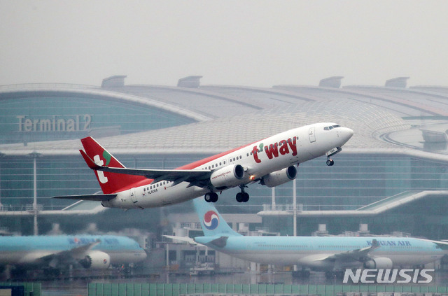 [인천공항=뉴시스] 박미소 기자 = 신종 코로나바이러스 감염증(코로나19)으로 막혔던 인천-우한 노선 항공 운항이 재개된 16일 오전 인천국제공항 주기장에서 우한행 항공기가 이륙하고 있다. 2020.09.16.  misocamera@newsis.com