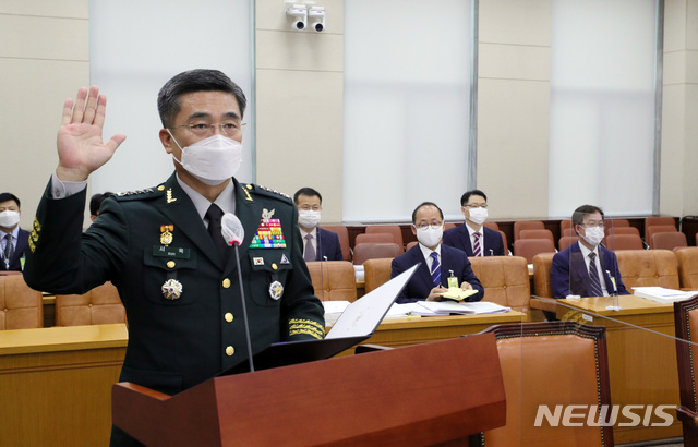 [서울=뉴시스] 최동준 기자 = 서욱 국방부 장관 후보자가 16일 서울 여의도 국회에서 열린 인사청문회에서 선서를 하고 있다. (공동취재사진) 2020.09.16. photo@newsis.com