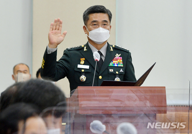 [서울=뉴시스] 최동준 기자 = 서욱 국방부 장관 후보자가 16일 서울 여의도 국회에서 열린 인사청문회에서 선서를 하고 있다. (공동취재사진) 2020.09.16.  photo@newsis.com