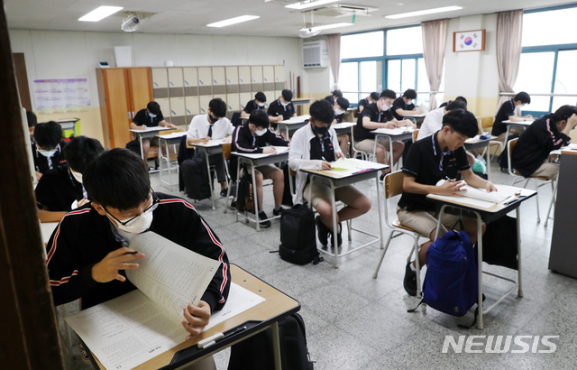 [인천=뉴시스] 이종철 기자 = 수능을 앞둔 고3 학생들이 16일 오전 인천시 부평구 부광고등학교에서 9월 모의평가를 치르고 있다. 이번 평가는 한국교육과정평가원이 2021학년도 대학수학능력시험을 앞두고 실시하는 마지막 모의평가다. 2020.09.16.&nbsp; jc4321@newsis.com