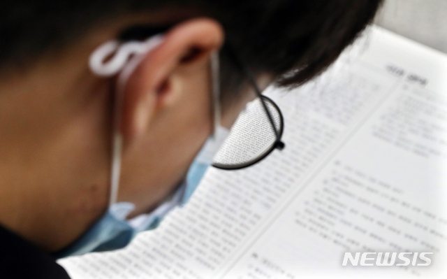 [인천=뉴시스] 이종철 기자 = 수능을 앞둔 고3 학생들이 16일 오전 인천시 부평구 부광고등학교에서 9월 모의평가를 치르고 있다. 이번 평가는 한국교육과정평가원이 2021학년도 대학수학능력시험을 앞두고 실시하는 마지막 모의평가다. 2020.09.16.&nbsp; jc4321@newsis.com