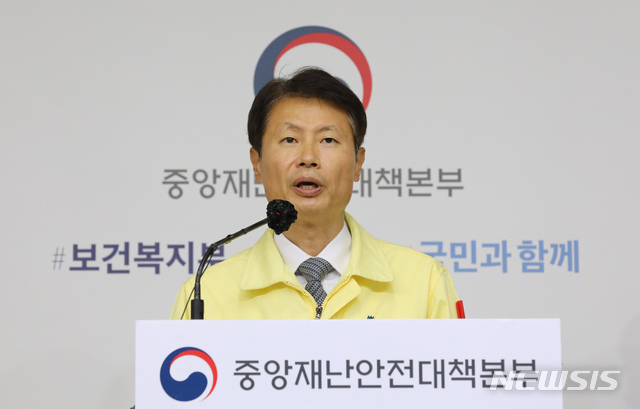 [세종=뉴시스]강종민 기자 = 김강립 중앙재난안전대책본부 총괄대변인이 16일 오전 정부세종청사에서 신종 코로나바이러스 감염증(코로나19) 대응 현황 등을 설명하고 있다. 2020.09.16.&nbsp; ppkjm@newsis.com