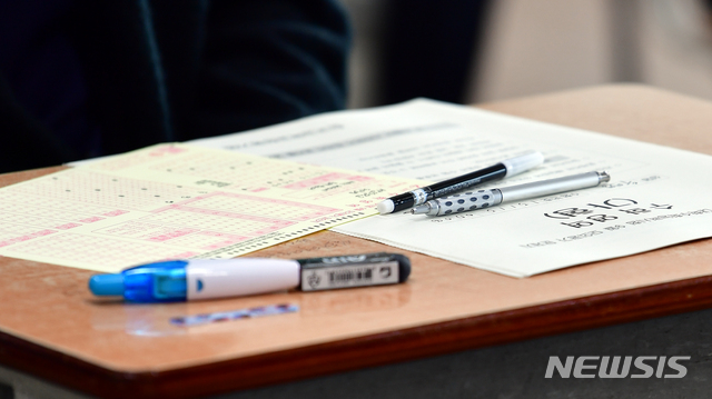 [광주=뉴시스] 류형근 기자 = 책상위에 컴퓨터용 사인펜과 샤프 등이 놓여 있는 모습. 본 기사와 직접 관련 없음. 2020.09.16.  hgryu77@newsis.com