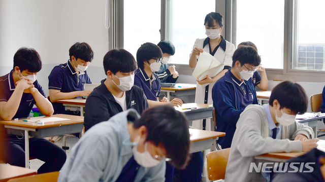 [광주=뉴시스] 류형근 기자 = 2021학년도 대학수학능력시험을 앞두고 16일 오전 광주 북구 서강고등학교에서 수능 9월 모의평가가 펼쳐진 가운데 감독관이 문제지를 배부 하고 있다. 2020.09.16. hgryu77@newsis.com