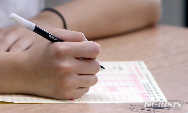 [광주=뉴시스] 류형근 기자 = 2021학년도 대학수학능력시험을 앞두고 16일 오전 광주 북구 서강고등학교에서 수능 9월 모의평가가 펼쳐진 가운데 수험생들이 시험을 준비하고 있다. 2020.09.16.&nbsp; hgryu77@newsis.com