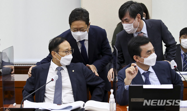 [서울=뉴시스] 최동준 기자 = 16일 오전 서울 여의도 국회에서 열린 서욱 국방부 장관 후보자 인사청문회에서 더불어민주당 홍영표 의원과 황희 의원, 국민의힘 하태경 의원이 대화하고 있다. (공동취재사진) 2020.09.16. photo@newsis.com
