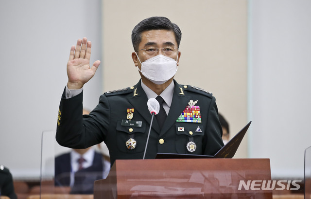 [서울=뉴시스] 최동준 기자 = 서욱 국방부 장관 후보자가 16일 오전 서울 여의도 국회에서 열린 인사청문회에서 선서를 하고 있다. (공동취재사진) 2020.09.16. photo@newsis.com