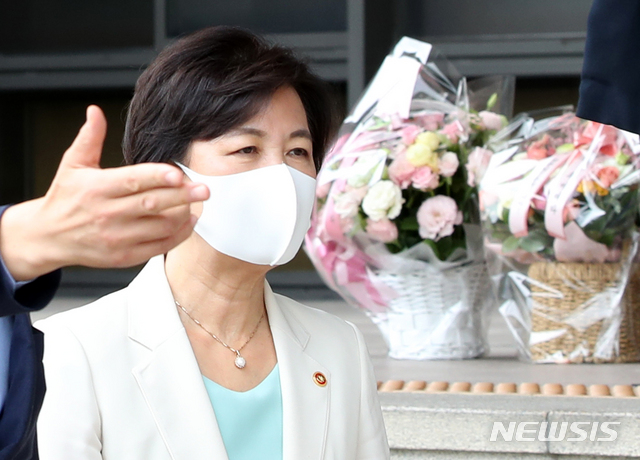 [과천=뉴시스] 박주성 기자 = 아들의 병역 특혜 의혹으로 논란이 되고 있는 추미애 법무부 장관이 16일 오전 경기 과천 정부과천청사 법무부를 나서고 있다. 2020.09.16.&nbsp; park7691@newsis.com