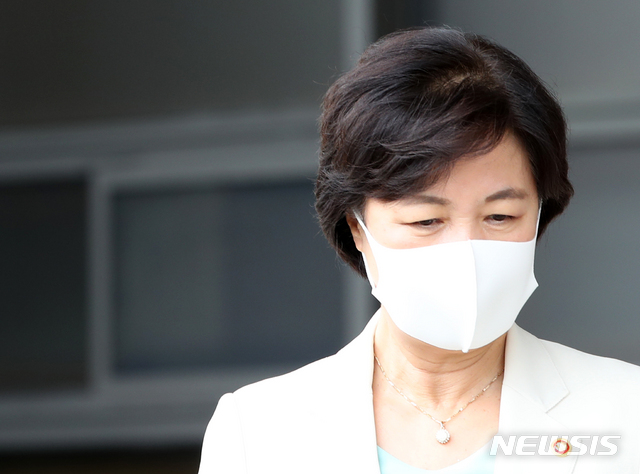 [과천=뉴시스] 박주성 기자 = 아들의 병역 특혜 의혹으로 논란이 되고 있는 추미애 법무부 장관이 16일 오전 경기 과천 정부과천청사 법무부를 나서고 있다. 2020.09.16. park7691@newsis.com