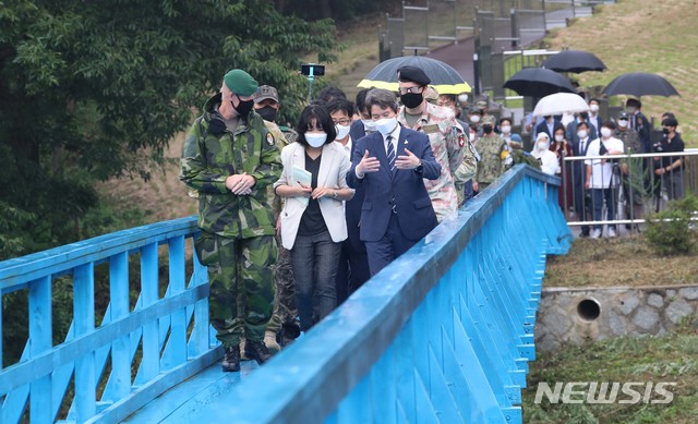 [파주=뉴시스]사진공동취재단 = 판문점을 방문한 이인영 통일부 장관이 16일 오전 경기 파주시 판문점 도보다리를 방문하고 있다. 2020.09.16. photo@newsis.com