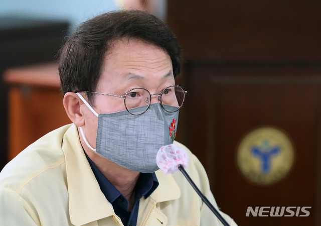 [서울=뉴시스] 고승민 기자 = 조희연 서울시교육감이 16일 서울시교육청에서 열린 출입기자 간담회에서 처음 학교생활을 시작하는 학년의 기초학력 부진 예방을 위해 10월12일 이후 사회적 거리두기 1-2단계 상황 중 초등학교 1학년, 중학교 1학년의 매일 등교 등 정책들을 제안하고 있다. 2020.09.16.kkssmm99@newsis.com