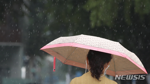 [서울=뉴시스] 조수정 기자 = 지난달 16일 오전 서울 종로구 세종로 네거리에서 한 시민이 우산을 쓰고 걸어가고 있다. 2020.09.16.  chocrystal@newsis.com