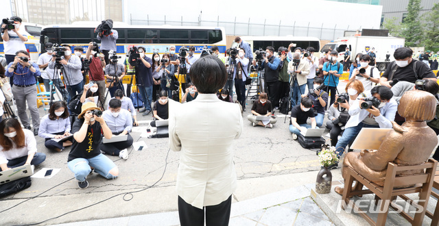 [서울=뉴시스] 전진환 기자 = 이나영 정의기억연대 이사장이  '일본군성노예제 문제해결을 위한 정기 수요시위 기자회견'이 열린 16일 오후 서울 종로구 옛 일본대사관 앞에서 주간보고를 하고 있다. 2020.09.16. amin2@newsis.com