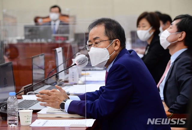 [서울=뉴시스]최동준 기자 = 홍준표 무소속 의원. (공동취재사진) 2020.09.16. photo@newsis.com