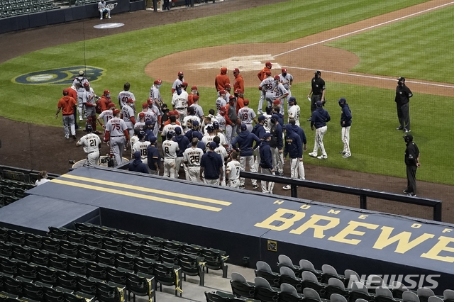 [밀워키=AP/뉴시스] 16일(한국시간) 미국 위스콘신주 밀워키의 밀러파크에서 열린 2020 메이저리그(MLB) 세인트루이스 카디널스와 밀워키 브루어스의 경기에서 벤치클리어링이 벌어졌다. 2020.09.16