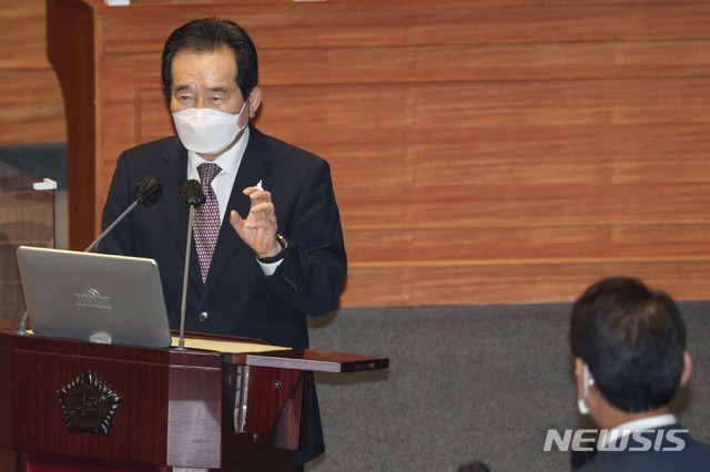 [서울=뉴시스]김진아 기자 =정세균 국무총리가 16일 오후 서울 여의도 국회 본회의장에서 열린 경제분야 대정부질문에서 의원들과 질의응답을 하고 있다. (공동취재사진) 2020.09.16.&nbsp; photo@newsis.com 