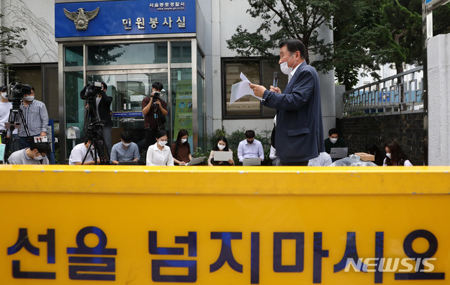 [서울=뉴시스] 이영환 기자 = 최인식 8·15집회 비대위 사무총장이 지난 16일 오후 서울 종로구 종로경찰서 앞에서 개천절 집회 신고 접수에 앞서 입장을 밝히고 있다. 2020.09.16. 20hwan@newsis.com