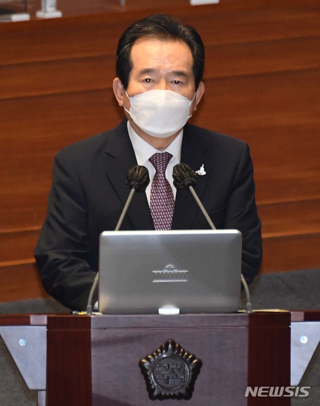 [서울=뉴시스]김진아 기자 = 정세균 국무총리가 16일 서울 여의도 국회 본회의장에서 열린 경제 분야 대정부질문에 참석해 김교홍 더불어민주당 의원의 질의에 답변하고 있다. (공동취재사진) 2020.09.16. photo@newsis.com