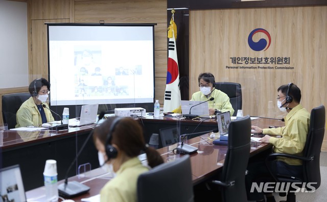 [서울=뉴시스]윤종인 개인정보보호위원회 위원장이 16일 오후 서울 종로구 정부서울청사에서 신종 코로나바이러스 감염증(코로나19) 개인정보 관리실태 비대면 현장점검을 하고 있다. (사진=개인정보보호위원회 제공) 2020.09.16. photo@newsis.com