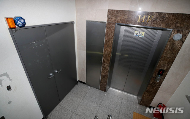 [서울=뉴시스]김병문 기자 = 마스크 관련 업체인 K보건산업 관련 신종 코로나바이러스 감염증(코로나19) 확진자가 21명을 기록한 가운데 16일 오후 서울 강남구 K보건산업 사무실이 폐쇄돼 있다. 2020.09.16. dadazon@newsis.com