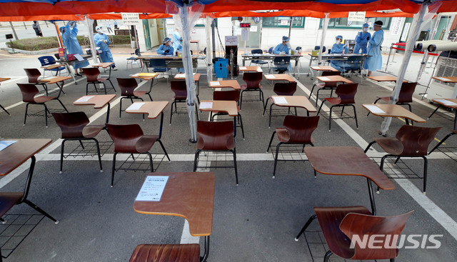 [서울=뉴시스]김병문 기자 = 마스크 관련 업체인 K보건산업 관련 신종 코로나바이러스 감염증(코로나19) 확진자가 21명을 기록한 가운데 16일 오후 서울 강남구보건소 선별진료소가 한산하다. 2020.09.16. dadazon@newsis.com