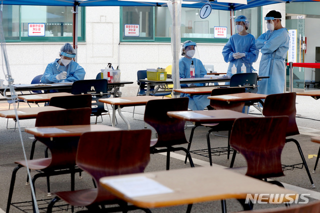 [서울=뉴시스]김병문 기자 = 마스크 관련 업체인 K보건산업 관련 신종 코로나바이러스 감염증(코로나19) 확진자가 21명을 기록한 가운데 16일 오후 서울 강남구보건소 선별진료소가 한산하다. 2020.09.16.&nbsp; dadazon@newsis.com