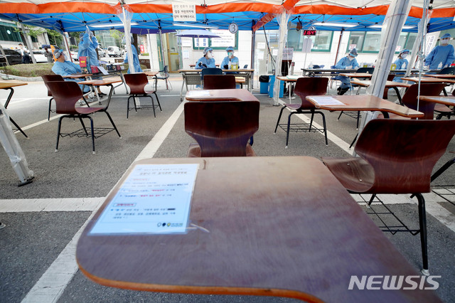 [서울=뉴시스]김병문 기자 = 마스크 관련 업체인 K보건산업 관련 신종 코로나바이러스 감염증(코로나19) 확진자가 21명을 기록한 가운데 16일 오후 서울 강남구보건소 선별진료소가 한산하다. 2020.09.16.&nbsp; dadazon@newsis.com