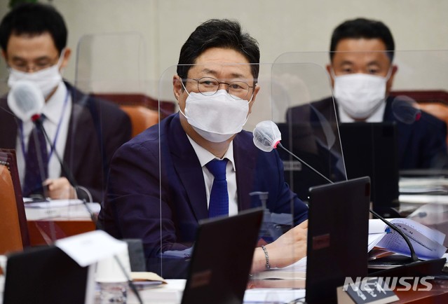 [서울=뉴시스]김진아 기자 = 국회 국방위 황희 더불어민주당 간사가 16일 국회 국방위원회 전체회의에서 열린 서욱 국방부 장관 후보자 인사청문회에서 질의를 하고 있다. (공동취재사진) 2020.09.16. photo@newsis.com