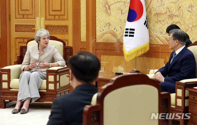 [서울=뉴시스]박영태 기자 = 문재인 대통령이 16일 오후 청와대에서 세계지식포럼 참석차 방한한 테리사 메이 전 영국 총리를 접견하고 있다. 2020.09.16.since1999@newsis.com