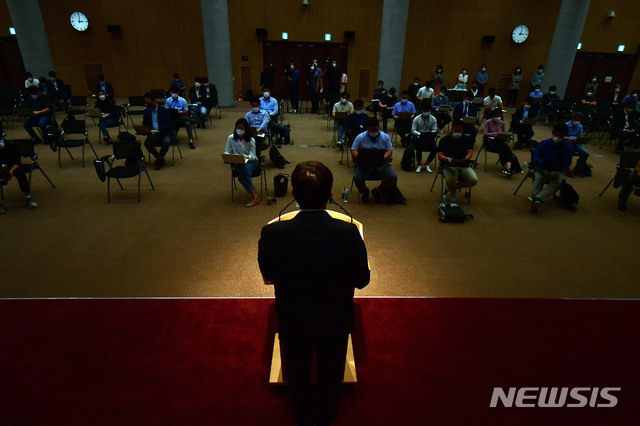 [인천공항=뉴시스] 박미소 기자 = 구본환 인천국제공항공사 사장이 지난 16일 오후 인천국제공항공사 대강당에서 정부의 사장 해임 추진에 대한 입장을 밝히고 있다. 2020.09.23. photo@newsis.com
