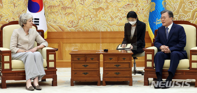 [서울=뉴시스]박영태 기자 = 문재인 대통령이 16일 오후 청와대에서 세계지식포럼 참석차 방한한 테리사 메이 전 영국 총리를 접견하고 있다. 2020.09.16.since1999@newsis.com