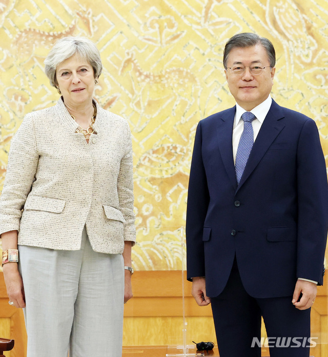 [서울=뉴시스]박영태 기자 = 문재인 대통령이 16일 오후 청와대에서 세계지식포럼 참석차 방한한 테리사 메이 전 영국 총리를 접견, 기념촬영을 하고 있다. 2020.09.16.since1999@newsis.com