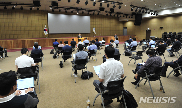 [인천공항=뉴시스] 박미소 기자 = 구본환 인천국제공항공사 사장이 16일 오후 인천 중구 공사 대강당에서 정부의 사장 해임 추진에 대한 입장을 밝히고 있다. 이날 구 사장은 국토부 해임건의안에 포함된 1년 전 태풍 ‘미탁’의 상륙 때 대처 문제와 지난 2월 직원 직위해제건에 대해 해명하며 사장직 유지를 밝혔다. 2020.09.16.&nbsp; photo@newsis.com