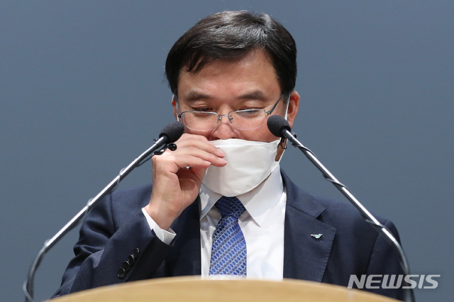 [인천공항=뉴시스] 박미소 기자 = 구본환 인천국제공항공사 사장이 16일 오후 인천국제공항공사 대강당에서 정부의 사장 해임 추진에 대한 입장을 밝히고 있다. 이날 구 사장은 국토부 해임건의안에 포함된 1년 전 태풍 ‘미탁’의 상륙 때 대처 문제와 지난 2월 직원 직위해제건에 대해 해명하며 사장직 유지를 밝혔다. 2020.09.16.&nbsp; photo@newsis.com