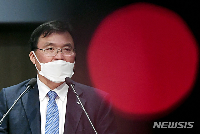 [인천공항=뉴시스] 박미소 기자 = 구본환 인천국제공항공사 사장이 지난 16일 오후 인천국제공항공사 대강당에서 정부의 사장 해임 추진에 대한 입장을 밝히고 있다. 이날 구 사장은 국토부 해임건의안에 포함된 1년 전 태풍 ‘미탁’의 상륙 때 대처 문제와 지난 2월 직원 직위해제건에 대해 해명하며 사장직 유지를 밝혔다. 2020.09.28 photo@newsis.com