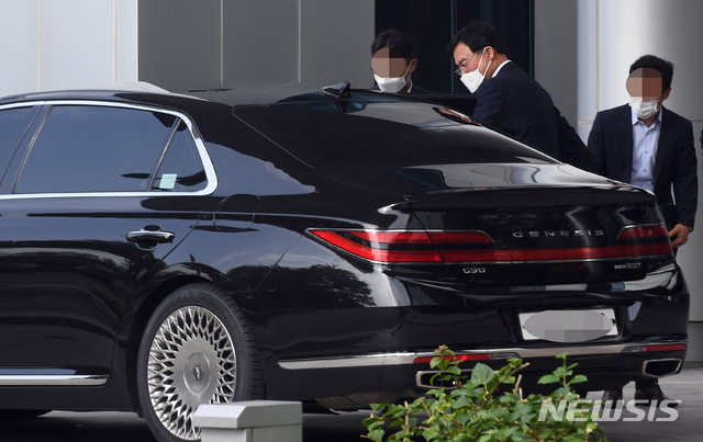 [인천공항=뉴시스] 박미소 기자 = 구본환 인천국제공항공사 사장이 지난 16일 오후 인천국제공항공사 대강당에서 정부의 사장 해임 추진에 대한 입장을 밝힌 후 차량에 탑승하고 있다. 2020.09.16. photo@newsis.com