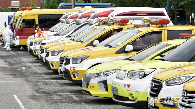 [대구=뉴시스] 이무열 기자 = 대구소방안전본부 소속 소방대원들이 지난 16일 오후 대구 달서구 두류정수장에서 신종 코로나 바이러스 감염증(코로나19) 재유행에 대비해 다수환자 이송대응체계 강화를 위한 훈련을 하고 있다. 이번 환자 이송 훈련은 차량 86대와 소방공무원 232명이 참가했다. 2020.09.16. lmy@newsis.com