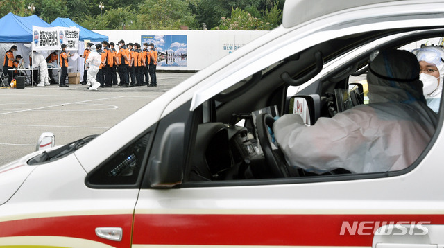 [대구=뉴시스] 이무열 기자 = 대구소방안전본부 소속 소방대원들이 16일 오후 대구 달서구 두류정수장에서 신종 코로나 바이러스 감염증(코로나19) 재유행에 대비해 다수환자 이송대응체계 강화를 위한 훈련을 하고 있다. 이번 환자 이송 훈련은 차량 86대와 소방공무원 232명이 참가했다. 2020.09.16. lmy@newsis.com