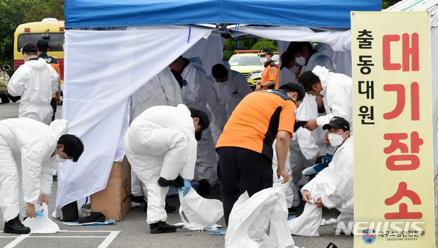 [대구=뉴시스] 이무열 기자 = 대구소방안전본부 소속 소방대원들이 16일 오후 대구 달서구 두류정수장에서 신종 코로나 바이러스 감염증(코로나19) 재유행에 대비해 다수환자 이송대응체계 강화를 위한 훈련을 하고 있다. 이번 환자 이송 훈련은 차량 86대와 소방공무원 232명이 참가했다. 2020.09.16.lmy@newsis.com