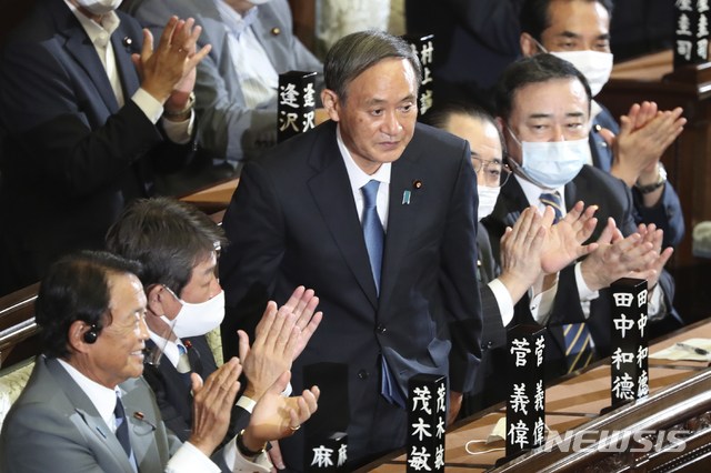  [도쿄=AP/뉴시스]스가 요시히데 자민당 총재가 16일 도쿄 중의원 본회의에서 일본의 제99대 총리로 공식 선출된 후 박수를 받으며 인사하고 있다. 일본에서 총리가 바뀐 것은 제2차 아베 정권이 출범한 2012년 12월 이후 약 7년 8개월 만이다. 2020.09.16. 