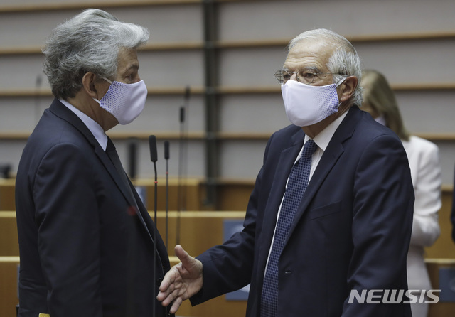 [브뤼셀 = AP/뉴시스]지난 달 16일 브뤼셀에서 열린 유럽의회에서 유럽연합 집행위원회의 시장담당 티에리 브르통위원과 인사하는 조셉 보렐 외교안보 최고대표(오른쪽). 