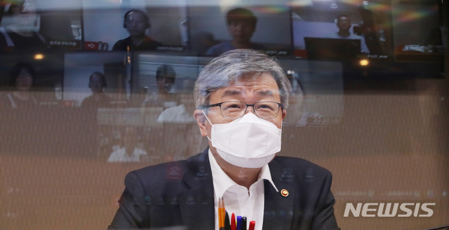 [서울=뉴시스] 조수정 기자 = 이재갑 고용노동부 장관이 16일 오후 서울 중구 서울고용노동청에서 열린 '재택근무 종합 매뉴얼 발표-재택근무 활용 우수기업 간담회'에서 재택근무 기업 대표, 직원들과 화상 면담을 하고 있다. 2020.09.16. chocrystal@newsis.com