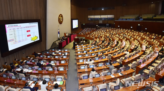 [서울=뉴시스] 최동준 기자 = 임이자 국민의힘 의원이 16일 서울 여의도 국회 본회의장에서 열린 제382회 국회(정기회) 제6차 본회의, '경제' 분야 대정부질문에서 정세균 국무총리에게 질의하고 있다. (공동취재사진) 2020.09.16. photo@newsis.com