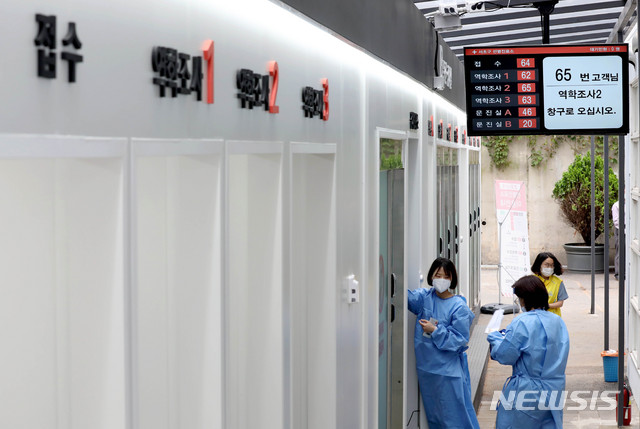 [서울=뉴시스]김병문 기자 = 16일 오후 서울 서초구 보건소에 차려진 신종 코로나바이러스 감염증(코로나19) 언택트 선별진료소에서 의료진이 업무를 보고 있다. 2020.09.16.&nbsp; dadazon@newsis.com