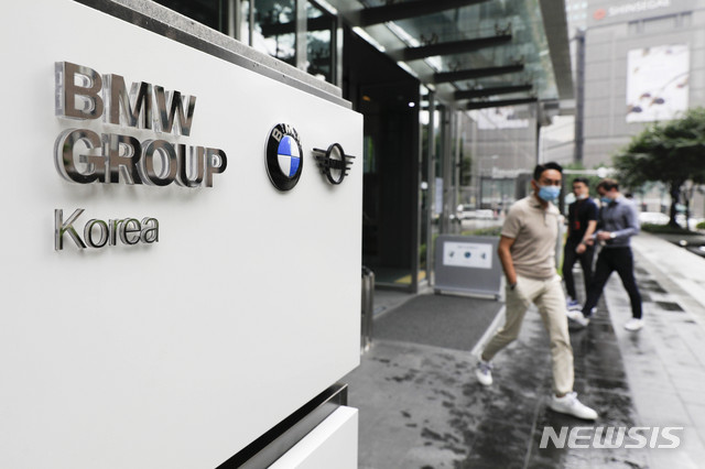 [서울=뉴시스] 박민석 기자 = BMW 차주와 리스 이용자들이 2018년 발생한 BMW 차량 연쇄 화재 사고와 관련해 BMW에 손해배상을 청구했으나 법원이 13일 받아들이지 않았다. 사진은 서울 중구 BMW코리아 입구의 로고. (사진=뉴시스DB) 2026.08.13. mspark@newsis.com