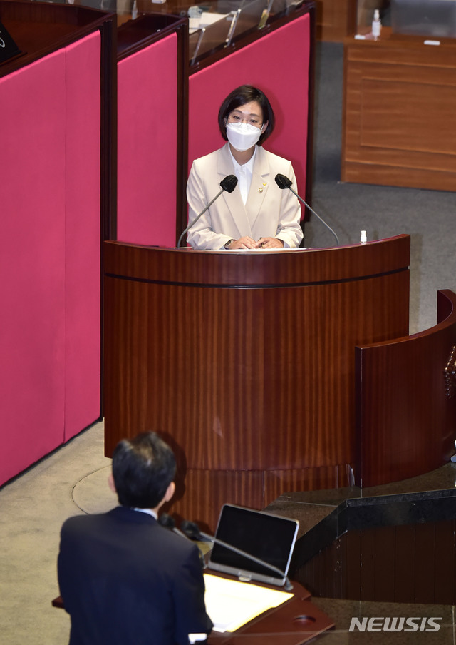 [서울=뉴시스] 최동준 기자 = 장혜영 정의당 의원이 16일 서울 여의도 국회 본회의장에서 열린 경제 분야 대정부질문에서 정세균 국무총리에게 질의를 하고 있다. (공동취재사진) 2020.09.16. photo@newsis.com