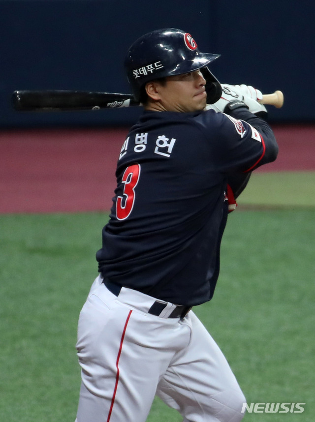 [서울=뉴시스] 고범준 기자 = 16일 오후 서울 구로구 고척스카이돔에서 열린 2020 KBO리그 키움 히어로즈-롯데 자이언츠 경기, 9회초 2사 1,3루 롯데 대타 민병헌이 1타점 적시타를 치고 있다. 2020.09.16. bjko@newsis.com