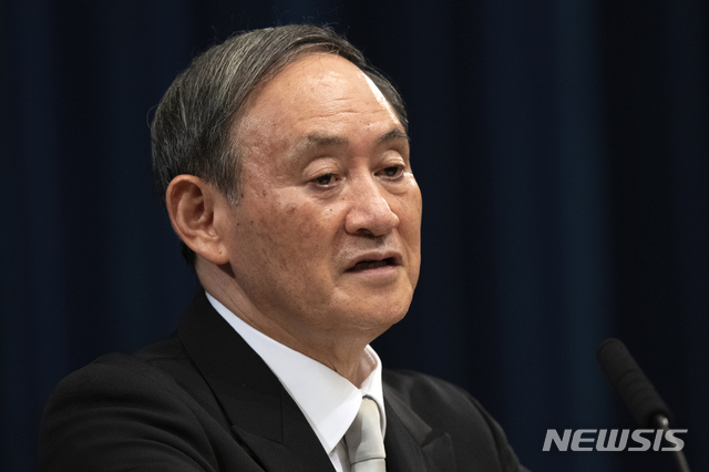 [도쿄=AP/뉴시스] 지난달 16일 스가 요시히데 신임 일본 총리가 도쿄 총리 관저에서 취임 기자회견을 열고 있다. 2020.10.03.
