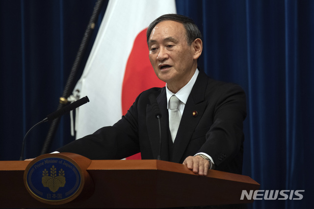 [도쿄=AP/뉴시스]스가 요시히데(管義偉) 일본 신임 총리가 16일 도쿄의 총리 관저에서 취임 후 첫 기자회견을 하고 있다. 스가 총리는 아베 정권의 노력을 계승 이전처럼 추진하는 것이 스스로의 사명이라며 신종 코로나바이러스 감염증(코로나19) 대유행 대처와 경제 재생에 전력을 기울일 것이라고 말했다. 2020.9.16 